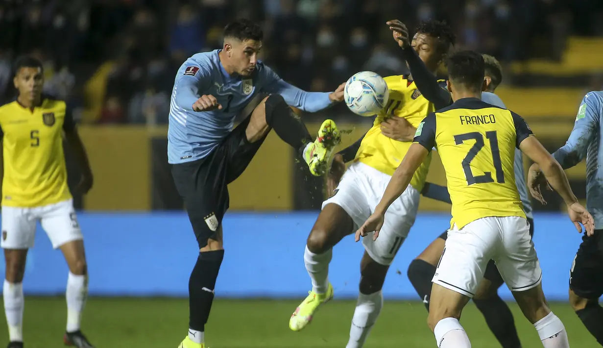 Bek Uruguay, Jose Maria Gimenez berebut bola dengan penyerang Ekuador, Michael Estrada pada lanjutan Kualifikasi Piala Dunia 2022 zona Amerika Selatan di Estadio Campeón del Siglo, Jumat (10/9/2021) pagi WIB. Uruguay menang tipis 1-0 lewat gol gasto Pereiro. (Ernesto Ryan / POOL / AFP)