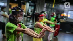 Instruktur mengenakan masker dan face shield pada sesi kelas senam Bolly’D (Bollywood Fitness Dance) di Raga Studio, Jakarta, Senin (15/6/2020). Memasuki pekan kedua masa PSBB Transisi di DKI Jakarta, beberapa pusat kebugaran menerapkan protokol kesehatan. (Liputan6.com/Faizal Fanani)