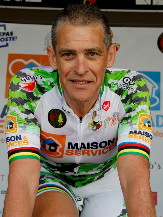 Pascal Pich mengayuh sepedanya dalam upaya memecahkan rekor bersepeda statis di Paris, 2 Mei 2018. Demi memecahkan rekor bersepeda statis dengan jarak 2.932 kilometer, Pascal akan mengayuh sepeda selama 22 jam per hari. (AFP/FRANCOIS GUILLOT)