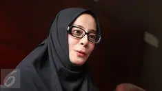  Putri Aisyah Aminah saat jumpa pers di kawasan menteng, Jakarta, Kamis (23/3). Istri Ustad Al Habsyi membeberkan perihal masalah rumah tangganya yang sudah di ujung tanduk. (Liputan6.com/Herman Zakharia)
