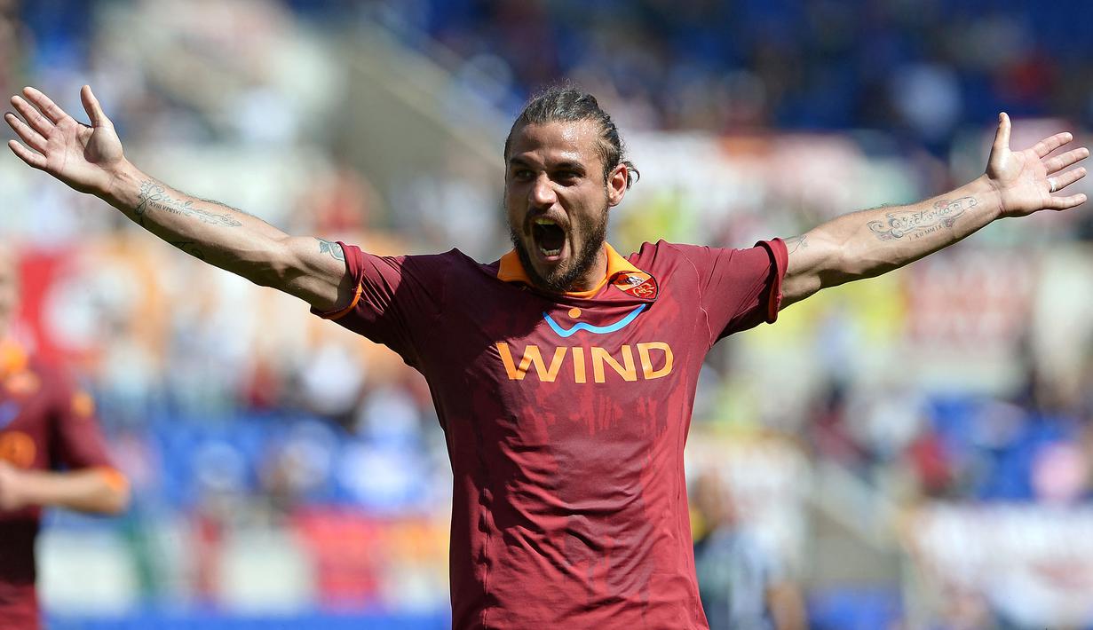 Striker Italia, Dani Osvaldo yang telah pensiun pada Juli 2020 bersama klub Argentina, Banfield tercatat pernah berseragam AS Roma selama dua musim mulai 2011/2012 hingga 2012/2013. Total tampil dalam 57 laga di semua kompetisi bersama AS Roma, ia sukses mencetak 28 gol dan 7 assist, termasuk satu kali hattrick yang dibuat pada pekan ke-34 Serie A 2012/2013 saat AS Roma menang 4-0 atas tamunya, Siena (28/4/2013). (AFP/Gabriel Bouys)