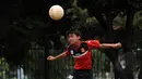 Salah satu anak berlatih menyundul bola di Sekolah Sepak Bola (SSB) ASIOP Apacinti di Lapangan A Senayan, Jakarta, Jumat (20/2/2015). (Liputan6.com/Helmi Fithriansyah)