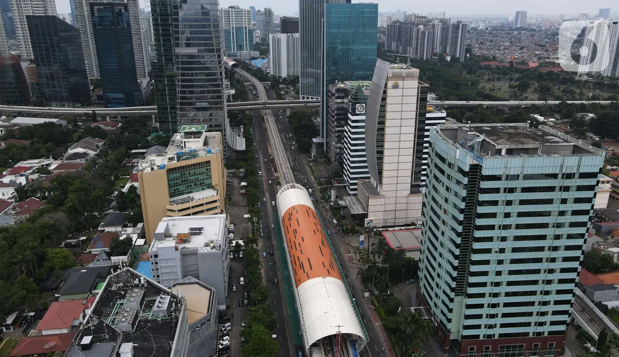Pembangunan jalur 'light rail train' atau lintas rel terpadu (LRT) Jabodebek rute Cawang-Dukuh Atas tampak dari ketinggian di Jakarta, Jumat (29/1/2021). Nantinya, LRT Jabodebek mampu menampung 500.000 penumpang. (merdeka.com/Imam Buhori)