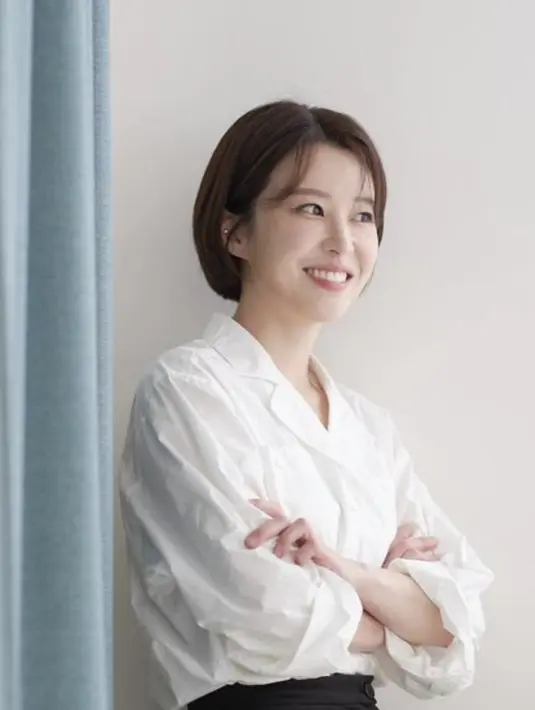 Gaya berbusananya sangat stylish dan terlihat powerful. [Foto: instagram.com/anngwiryeong]