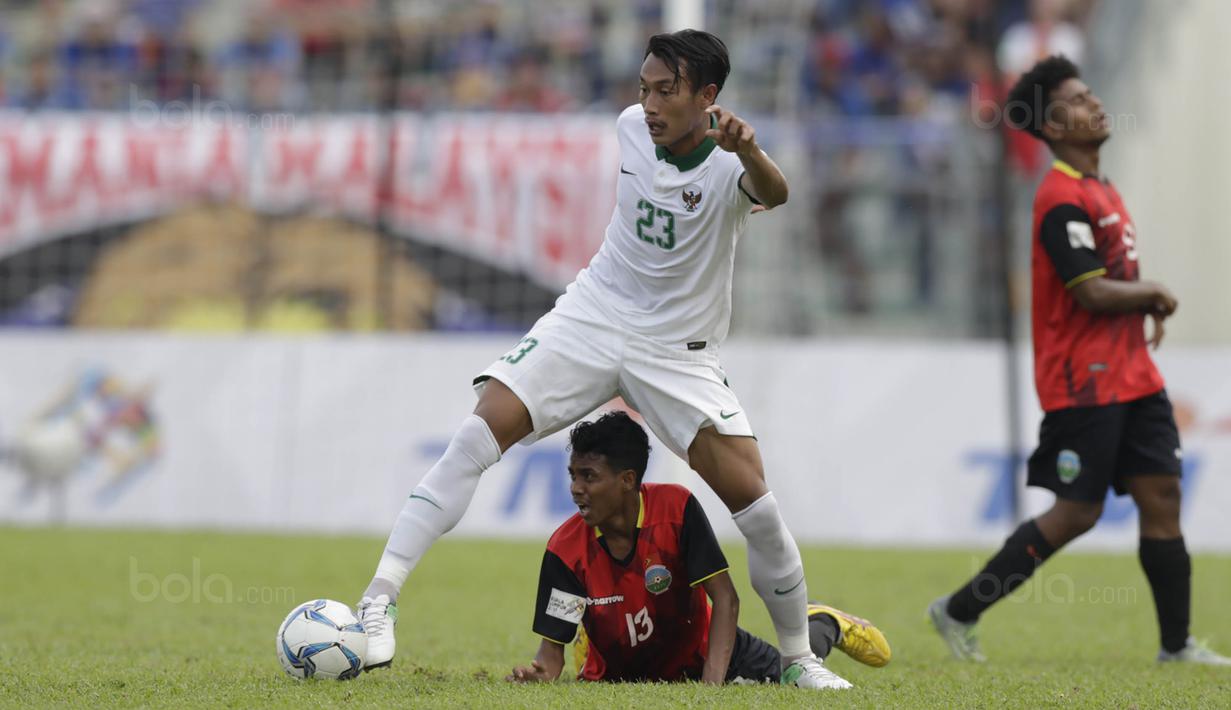 Kapten Timnas Indonesia U-22, Hansamu Yama, berpeluang mencetak gol lewat sundulan mautnya saat melawan Kamboja. (Bola.com/Vitalis Yogi Trisna)