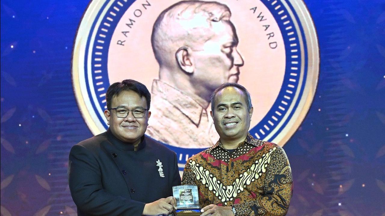 Dandhy Laksono dan Edy Purwanto mewakili Watchdoc menerima penghargaan Ramon Magsaysay 2021 di Manila, Filipina.