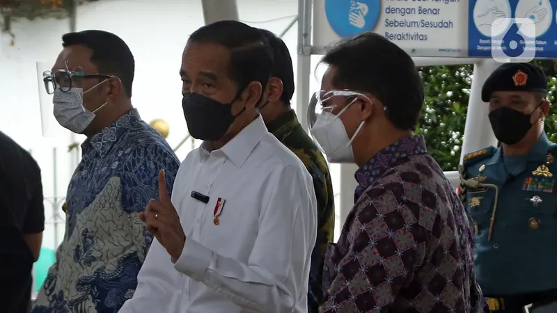 FOTO: Presiden Jokowi Tinjau Vaksinasi COVID-19 di Stasiun Bogor