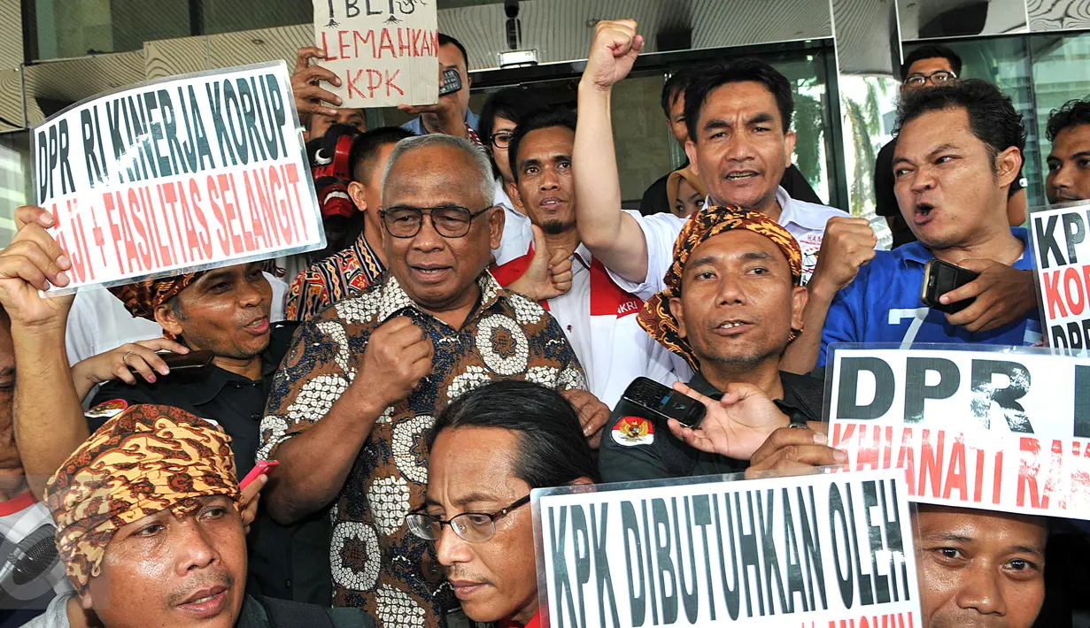 Plt pimpinan KPK, Taufiequrahman Ruki berpose bersama Aktivis penggiat anti korupsi di depan gedung KPK, Jakarta, Senin (12/10/2015) Mereka menolak revisi UU no 30 th2002 tentang KPK karena dinilai akan melemahkan KPK. (Liputan6.com/Helmi Afandi)