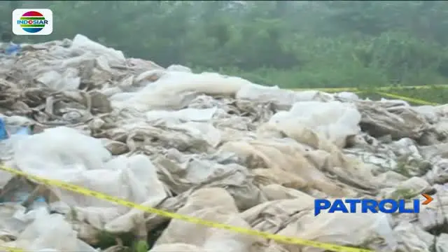 Puslabfor Mabes Polri amankan 78 ton limbah karung dan plastik yang mengandung zat beracun di kebun millik warga di Karawang.