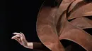 Detail gaun yang dibuat dari bahan cokelat saat dikenakan seorang model dalam sebuah pameran yang dikombinasikan dengan fashion show di Paris, 27 Oktober 2017. Pameran tersebut bertajuk Salon Du Chocolat. (AP Photo/Thibault Camus)
