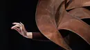 Detail gaun yang dibuat dari bahan cokelat saat dikenakan seorang model dalam sebuah pameran yang dikombinasikan dengan fashion show di Paris, 27 Oktober 2017. Pameran tersebut bertajuk Salon Du Chocolat. (AP Photo/Thibault Camus)