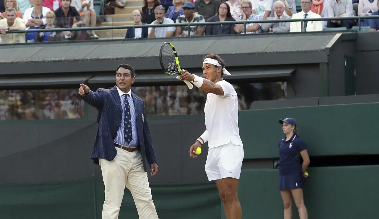 Rafael Nadal melakukan protes kepada wasit Ali Nili akibat cahaya matahari yang memantul ke wajahnya saat melawan Gilles Muller pada hari ketujuh di Wimbledon Tennis Championships 2017, London (10/7/2017). (AP/Tim Ireland)