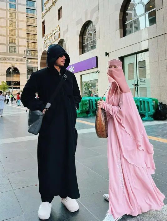 Ia juga membagikan potret penampilannya dalam balutan cadar berwarna pink saat berada di Madinah. Penampilannya ini sukses banjir pujian.[@itsmebcl]