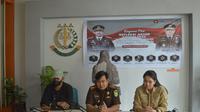 Kejati Sulsel memperlihatkan Meryam Mistham Kamase, pelaku penipuan penjualan berlian palsu (Liputan6.com/Eka Hakim)