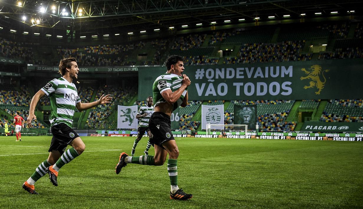 Gelandang Sporting Lisbon, Matheus Nunes (kanan) melakukan selebrasi usai mencetak gol ke gawang Benfica di masa injury time dalam laga lanjutan Liga Portugal 2020/21 di Jose Avalade Stadium, Lisbon, Senin (1/2/20201). Sporting menang 1-0 atas Benfica. (AFP/Patricia De Melo Moreira)