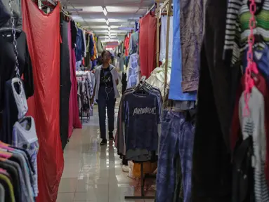 Pengunjung melintas di antara kios pedagang di Pasar Baru Metro Atom, Jakarta, Kamis (5/12/2019). Pedagang kaki lima yang berada di kawasan bahu Jalan Raya Senen, akan direlokasi ke Pasar Baru Metro Atom sesuai permintaan mereka yang menolak dipindah ke Pasar Kenari. (Liputan6.com/Faizal Fanani)