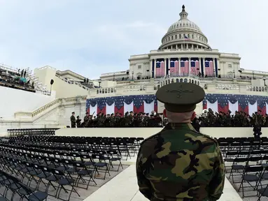 Dirigen bersiap memandu anggota President's Own Marine Band memainkan musik saat gladi resik jelang pelantikan Donald Trump di U.S. Capitol, Washington, DC, AS (19/1). Trump akan menjadi presiden ke-45 AS. (AFP Photo/Timothy A. Clary)