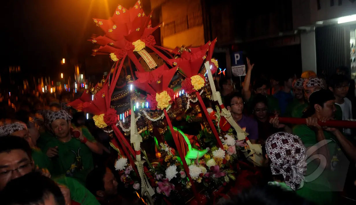 Sejumlah warga menandu patung dewa saat malam perayaan Cap Go Meh di Bogor, Jawa Barat, Kamis (5/3/2015). Malam perayaan Cap Go Meh di Kota Bogor berlangsung meriah. (Liputan6.com/Helmi Fithriansyah)