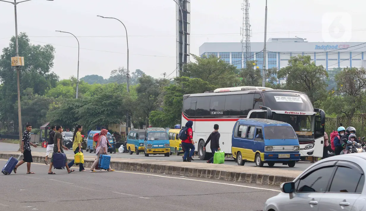 <p>Sejumlah pemudik bersiap menaiki bus di Simpang Cikopo, Jawa Barat, Sabtu (30/4/2022). Memasuki H-2 Hari Raya idul Fitri 1443 Hijriah terpantau masih ramai para pemudik jurusan Jawa Tegah dan Jawa Barat yang naik melalui simpang Cikopo tersebut. (Liputan6.com/Herman Zakharia</p>