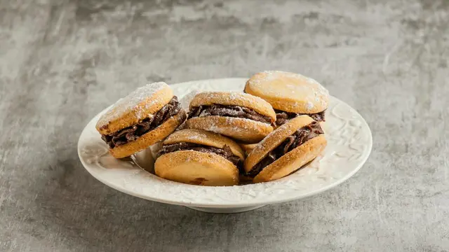 biskuit kurma gulung renyah dan cocok untuk menu takjil