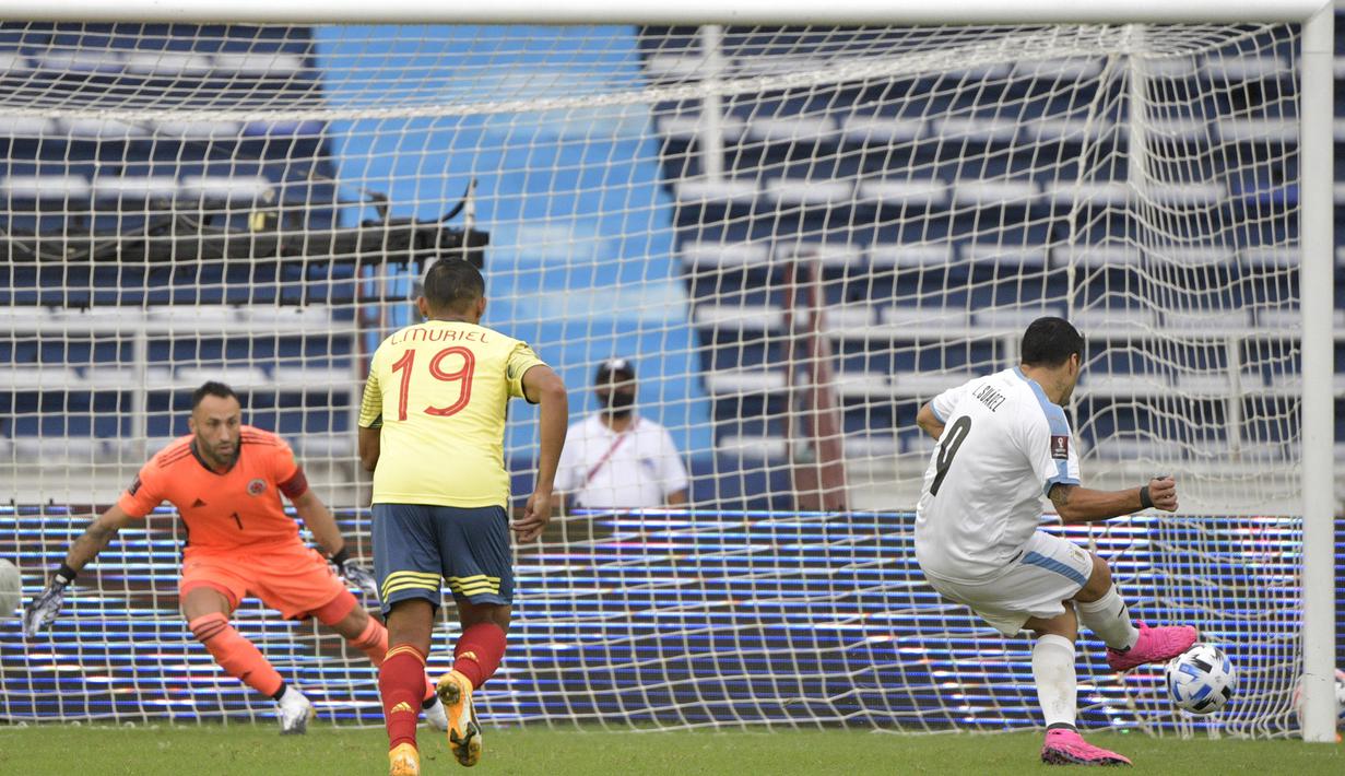 Penyerang Uruguay, Luis Suarez, saat mencetak gol lewat tendangan penalti ke gawang Kolombia pada laga kualifikasi Piala Dunia 2022 zona CONMEBOL di Estadio Metropolitano Roberto Melendez, Sabut (14/11/2020) dini hari WIB. Uruguay menang 3-0 atas Kolombia. (AFP/Raul Arboleda)