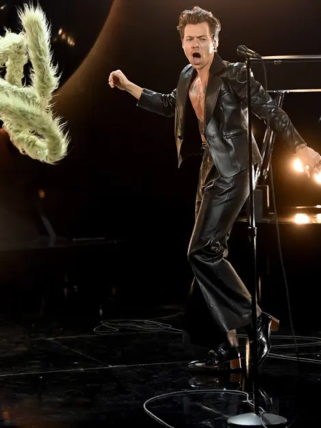 Tampilan Nyentrik Harry Styles Di Panggung Grammy Award 2021 Fashion Fimela Com