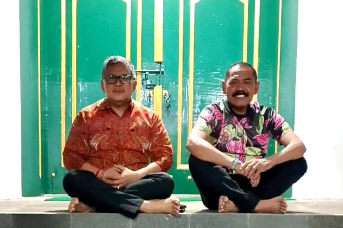 Sekretaris jenderal DPP PDI Perjuangan (PDIP) Hasto Kristiyanto dan Ketua DPC PDIP Kota Solo, FX Hadi Rudyatmo atau FX Rudy  berziarah ke Makam Pangeran Sambernyawa yang terletak di kaki Gunung Lawu, Jawa Tengah.