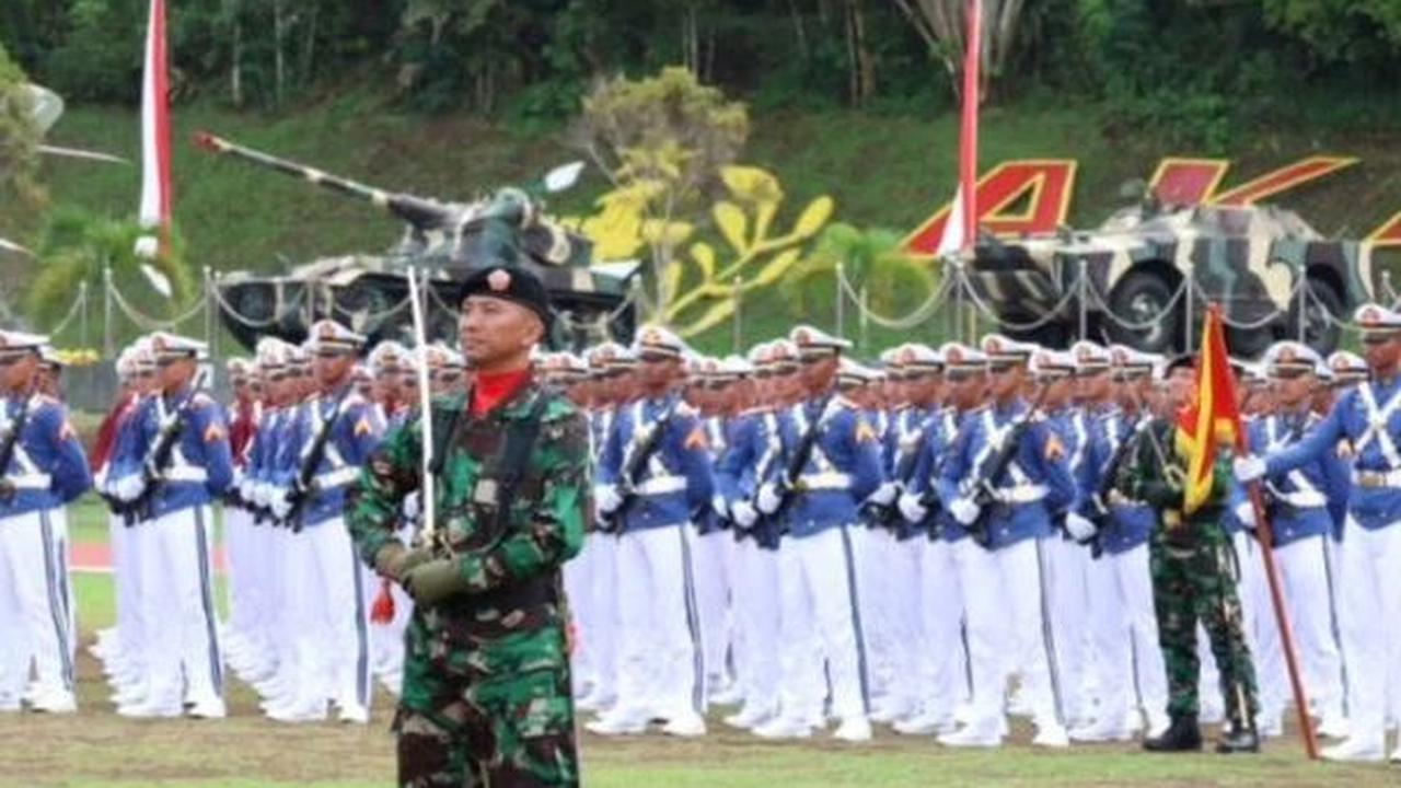Hadir langsung dan turut menyampaikan ucapan selamat kepada para Taruna Gubernur Akademi Angkatan Udara Marsekal Muda TNI Purwoko Aji Prabowo.<br>