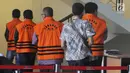 Empat tersangka Walikota Pasuruan Setiyono, Plt PUPR Pakpak Bharat David Anderson Karosekali, PPK SPAM Toba 1 Donny Sofyan Arifin dan PPK SPAM Lampung, Anggiat Partunggul Nahot Simaremare bersiap diperiksa KPK, Jakarta (16/1). (Merdeka.com/Dwi Narwoko)