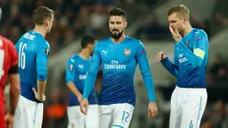 Reaksi pemain Arsenal, Rob Holding, Olivier Giroud dan Per Mertesacker pada matchday 5 Liga Europa Grup H kontra FC Koln di RheinEnergieStadion, Jumat (24/11). Meski kalah 0-1 dari FC Koln, Arsenal tetap lolos sebagai juara Grup H. (INA FASSBENDER/AFP)