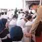 Bupati Gowa Adnan Purichta meninjau vaksinasi massal bagi pelajar (Liputan6.com/Istimewa)