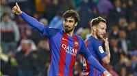 Pemain FC Barcelona, Andre Gomes (kiri) saat merayakan golnya ke gawang CA Osasuna di Camp Nou stadium, Barcelona, (26/4/2017). (EPA/Quique Garcia)