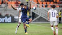 Pemain Timnas Prancis U-17, Yanis Issoufou (depan) berusaha mengontrol bola di depan seorang pemain Timnas Amerika Serikat U-17 pada laga ketiga Grup E Piala Dunia U-17 2023 di Jakarta International Stadium, Jakarta Utara, Sabtu (18/11/2023). (Bola.com/Bagaskara Lazuardi)
