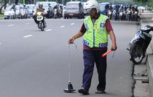 Semangat relawan pemungut ranjau paku di depan Istana