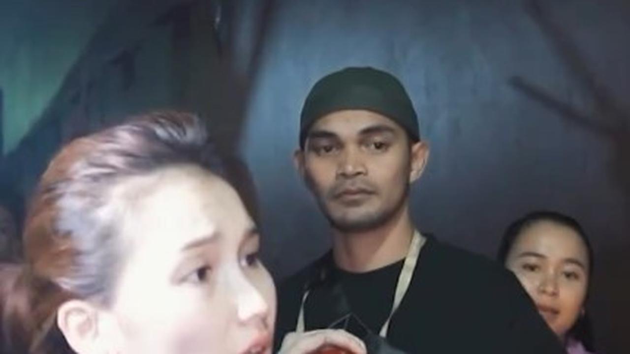 Masih Pakai Piyama, Ini 7 Potret Ayu Ting Ting Bangunkan Sahur Bareng Bocah Kampung - Totalitas Pakai Toa