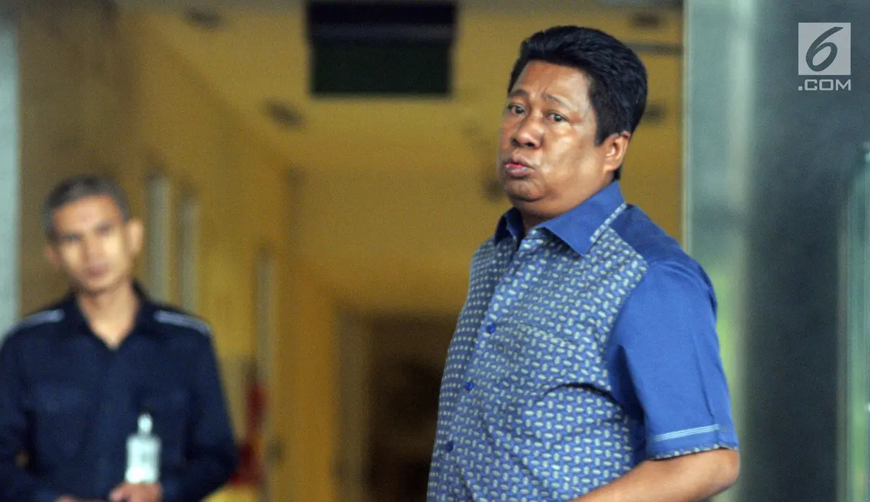 Anggota DPRD Kabupaten Bekasi, Waras Wasisto bersiap menjalani pemeriksaan di Gedung KPK, Jakarta, Selasa (20/8/2019). Waras Wasisto diperiksa sebagai saksi dalam kasus dugaan suap perizinan proyek Meikarta untuk melengkapi berkas perkara Sekda Jawa Barat Iwa Karniwa. (merdeka.com/Dwi Narwoko)