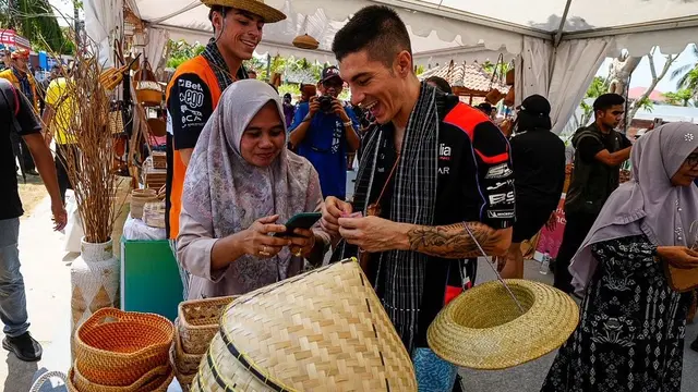 Momen Maverick Vinales dengan Warga Mandalika