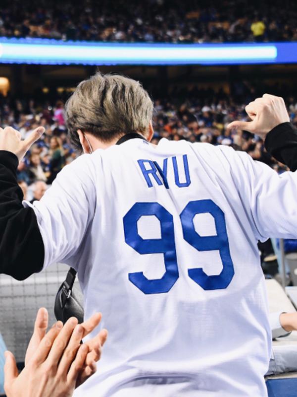 Tidak hanya menonton, Suga juga memberikan dukungan dengan cara memakai kaus baseball yang bertuliskan nama Han Jin Ryu (Liputan6.com/twitter/Dodgers )