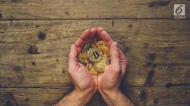 Bitcoin adalah salah satu dari implementasi pertama dari yang disebut cryptocurrency atau mata uang kripto.