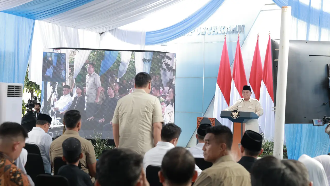 Wakil Menteri Komunikasi dan Digital (Wamenkomdigi), Angga Raka Prabowo, mendampingi Presiden Republik Indonesia, Prabowo Subianto, dalam peringatan Hari Pendidikan Nasional (Hardiknas) yang digelar di SDN Cimahpar 5, Kota Bogor, Jawa Barat, Jumat (2/5/20