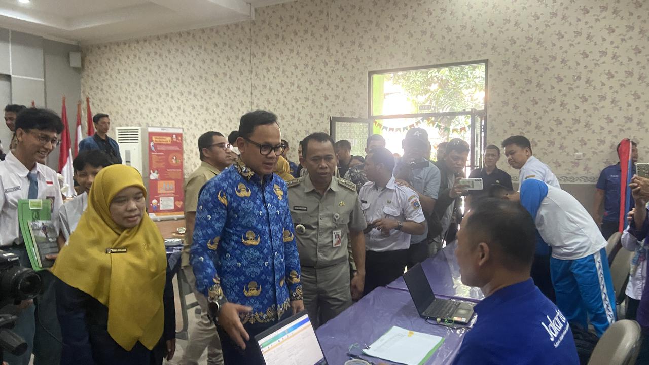 Wakil Menteri Dalam Negeri (Wamendagri) Bima Arya memantau langsung, aksi jemput bola dari Dirjen Kependudukan dan Catatan Sipil atau Dukcapil dalam giat perekaman E-KTP.