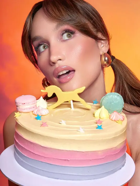 Sebagai bukti, Cinta Laura pun memamerkan potret wajahnya yang cantik dengan toasty makeup look [@claurakiehl]