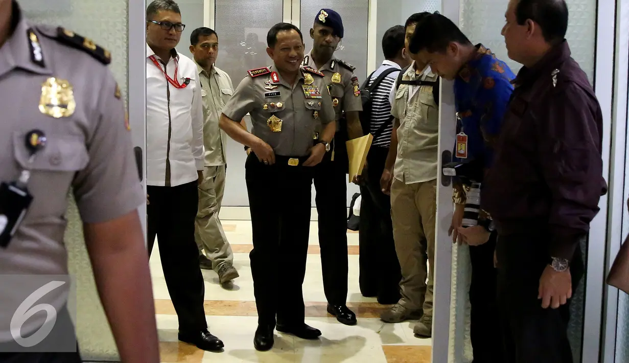 Kapolri Jenderal Tito Karnavian bersiap meninggalkan lokasi usai mengikuti rapat dengan Komisi III di Gedung Parlemen Senayan, Jakarta, Senin (5/12). (Liputan6.com/Johan Tallo)