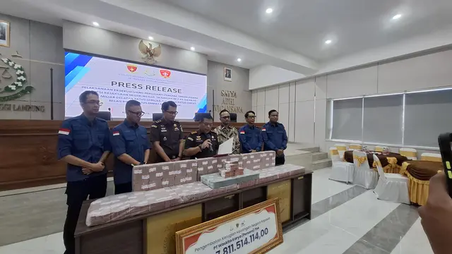 Uang Rp7,8 miliar hasil korupsi pembangunan Jalan Tol Terbanggi Besar-Pematang Panggang-Kayu Agung (Terpeka) tahun anggaran 2017-2019 disita Kejati Lampung.