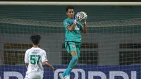 Kiper Borneo FC, Angga Saputro menangkap bola saat melawan Persebaya dalam laga pekan pertama BRI Liga 1 2021/2022 di Stadion Wibawa Mukti, Cikarang, Sabtu (04/09/2021). Borneo FC menang 3-1. (Foto: Bola.com/Bagaskara Lazuardi)