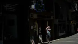 Seseorang mengambil foto di mana apotek menampilkan suhu, 37 derajat Celcius (98,6 Fahrenheit) di Pamplona, Spanyol, 15 Juni 2022. Layanan cuaca Spanyol mengatakan massa udara panas dari Afrika Utara memicu gelombang panas besar pertama di negara itu tahun ini dengan suhu diperkirakan akan meningkat menjadi 43 derajat Celcius (109 derajat Fahrenheit) di area tertentu. (AP Photo/Alvaro Barrientos)