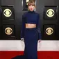 Taylor Swift tampil mengenakan two-pieces dress midnight-blue sparkling.  [@stealthelook].