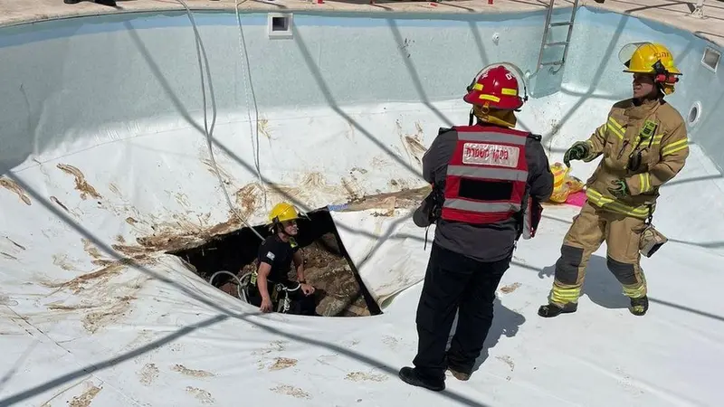 Sinkhole di kolam renang dengan lubang dilaporkan memiliki kedalaman 43 kaki (13 meter). (Israel Fire & Rescue Service)