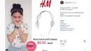 Begitu juga dengan bando, hiasan di kepalanya yang membuat penampilan Prilly semakin anggun. Untuk memiliki item fashion yang satu ini, cukup mengeluarkan uang senilai Rp 66.655. (Instagram/prilly.closet)