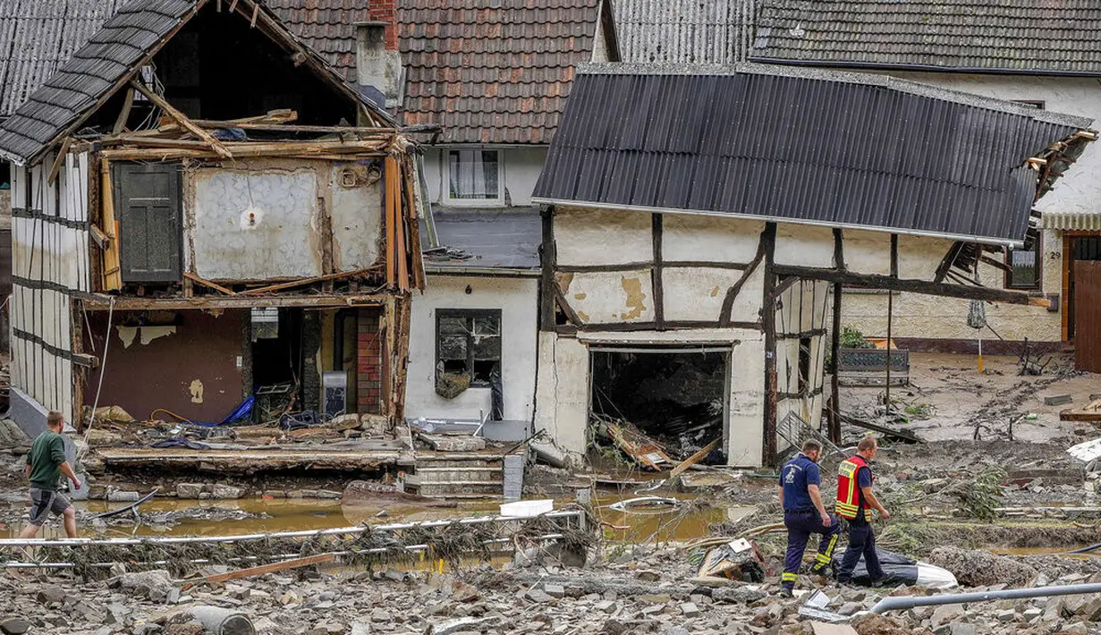 Rumah-rumah hancur terlihat di Schuld, Jerman, Kamis (15/7/2021). Banjir besar mengubah sungai dan jalan menjadi arus deras, menyapu mobil dan menyebabkan beberapa bangunan runtuh. .(AP Photo/Michael Probst)